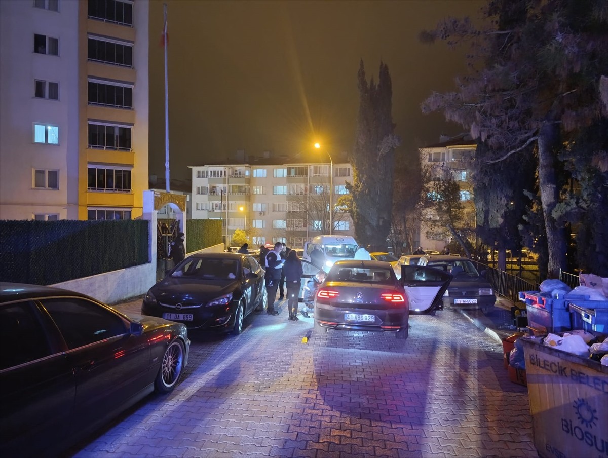 Bilecik'te kent merkezinde bir kadın ile eşini alıkoyup, polise silah doğrulttuğu iddia edilen...