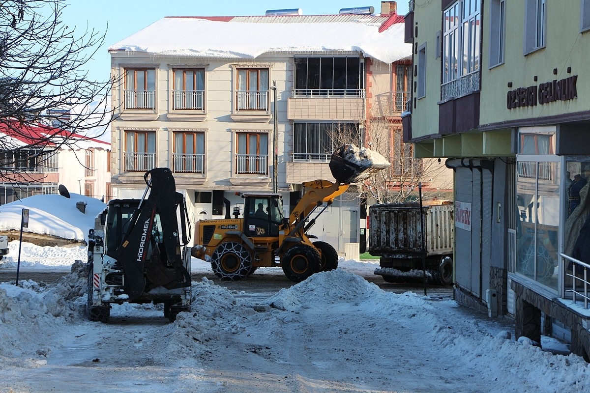 Bingöl'ün Karlıova ilçesinde etkili olan yağışın ardından biriken kar, kamyonlarla ilçe dışına...
