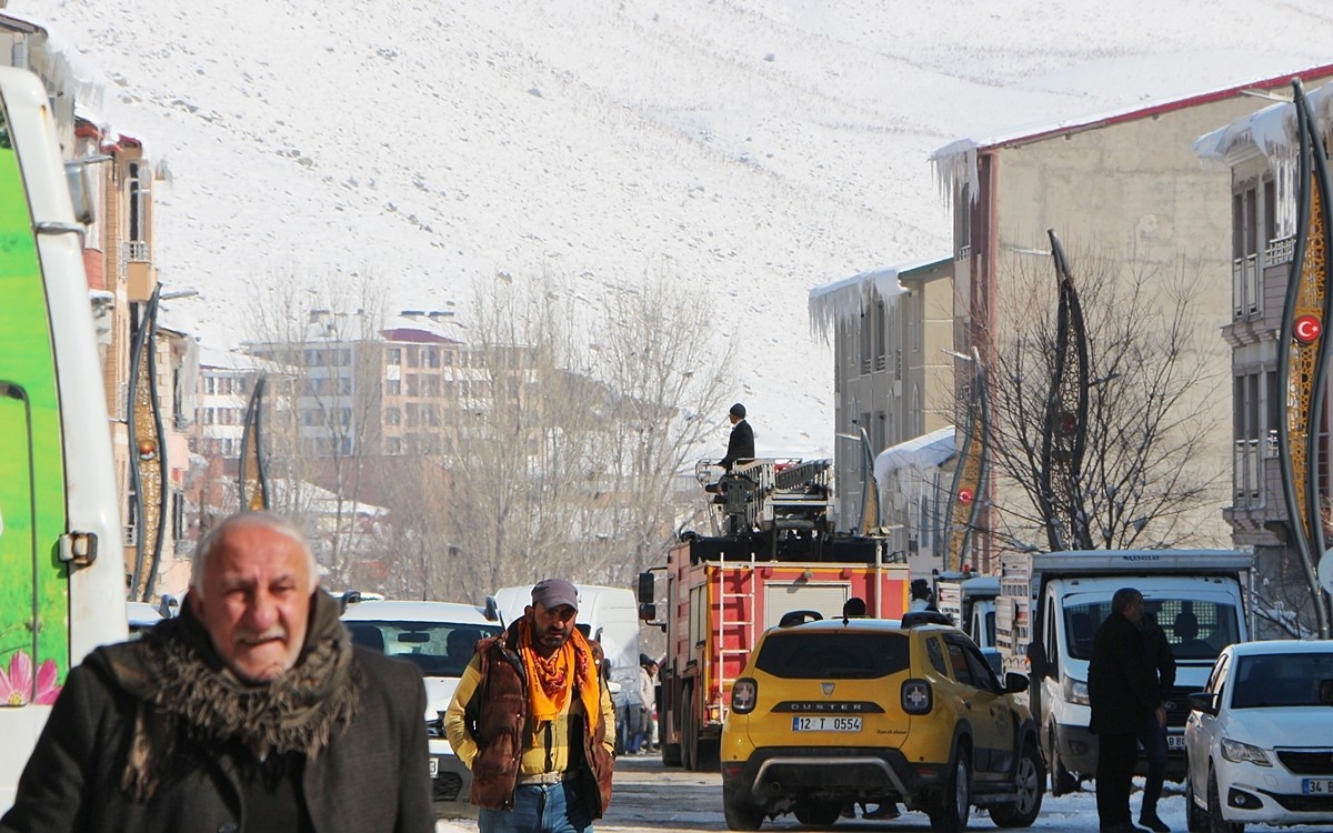 Bingöl'ün Karlıova ilçesinde tehlike arz eden buz sarkıtları, itfaiye araçlarının desteğiyle...