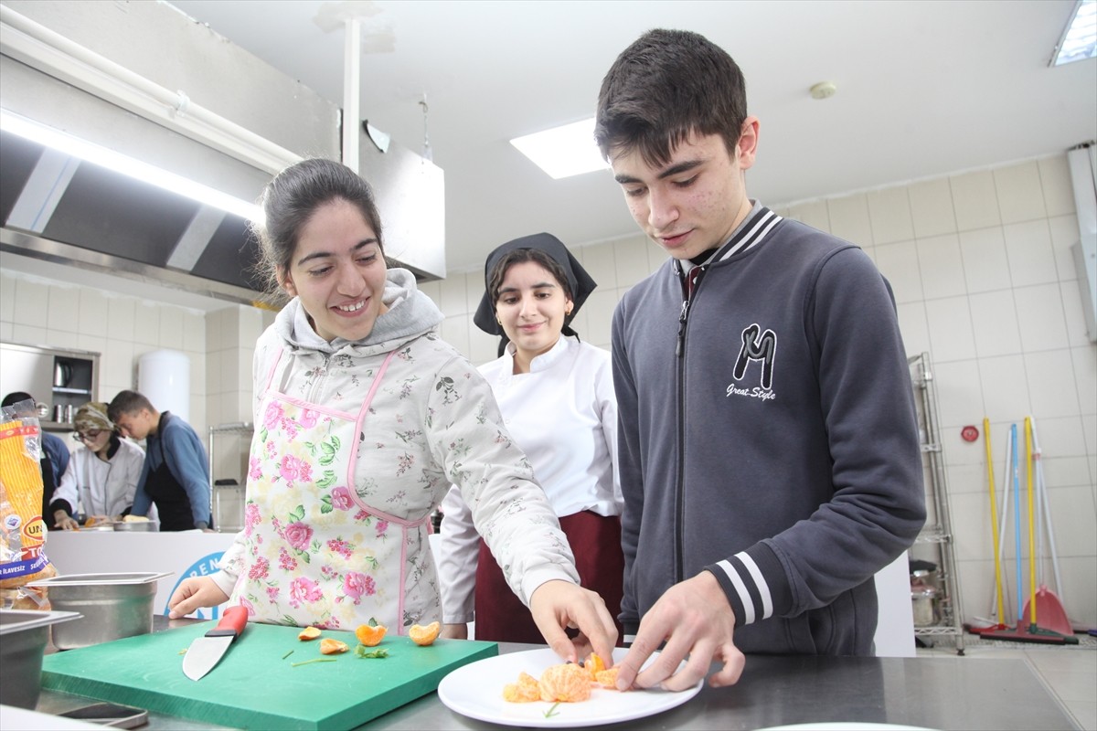 Bitlis'in Ahlat ilçesinde 20 hafif zihinsel engelli, Bitlis Eren Üniversitesi Kanık Uygulamalı...
