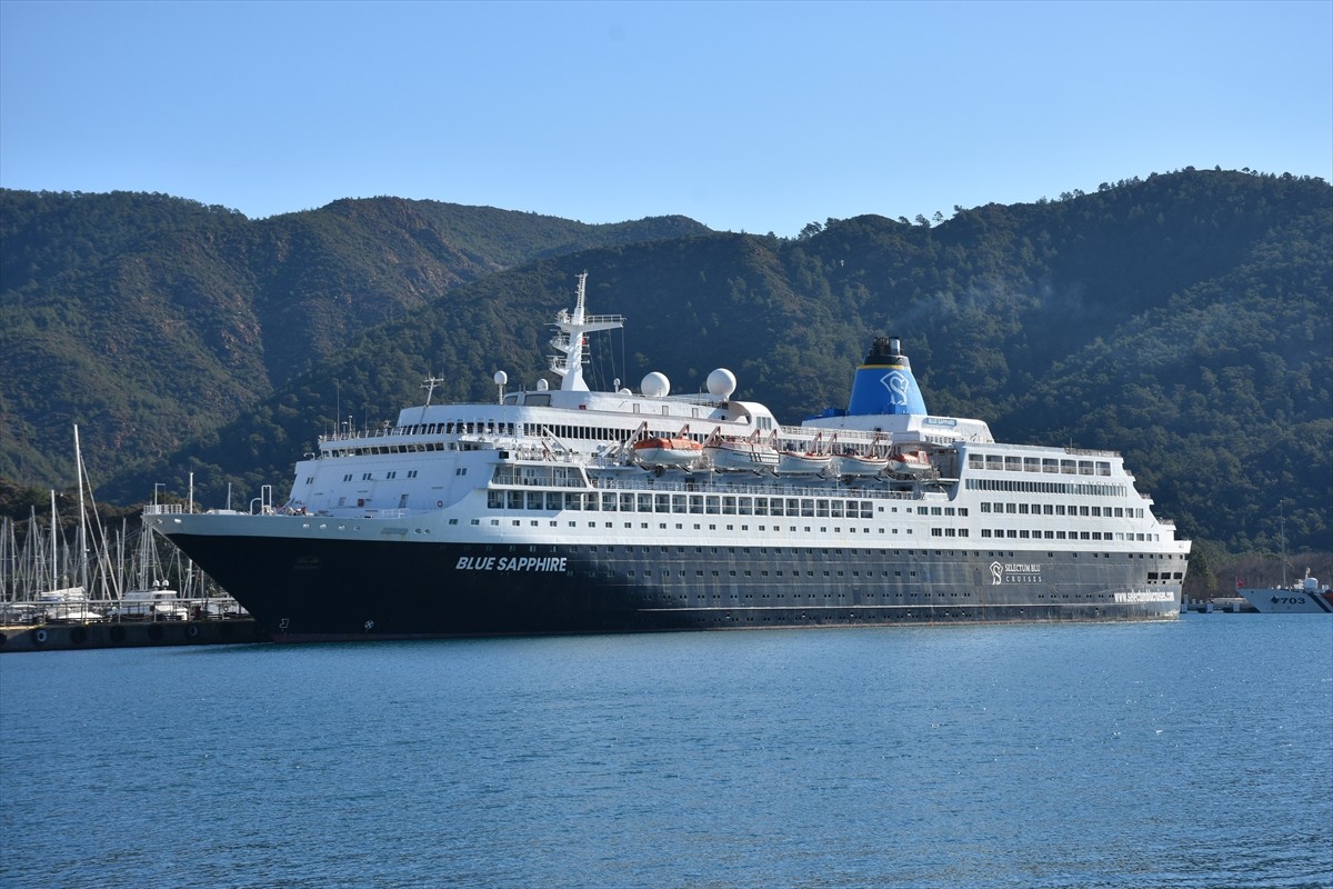 Blue Sapphire isimli kruvaziyer, ikmal için Muğla'nın Marmaris ilçesine geldi. Rodos Adası'ndan...