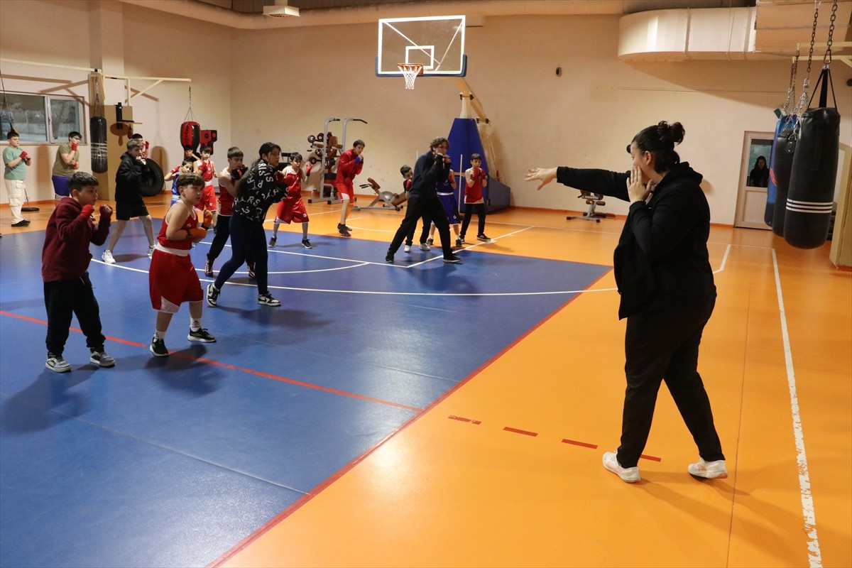 Boksta aktif kariyerinin ardından antrenörlüğe başlayan Eda Yenilmez (sağda), Karabük'te geleceğin...