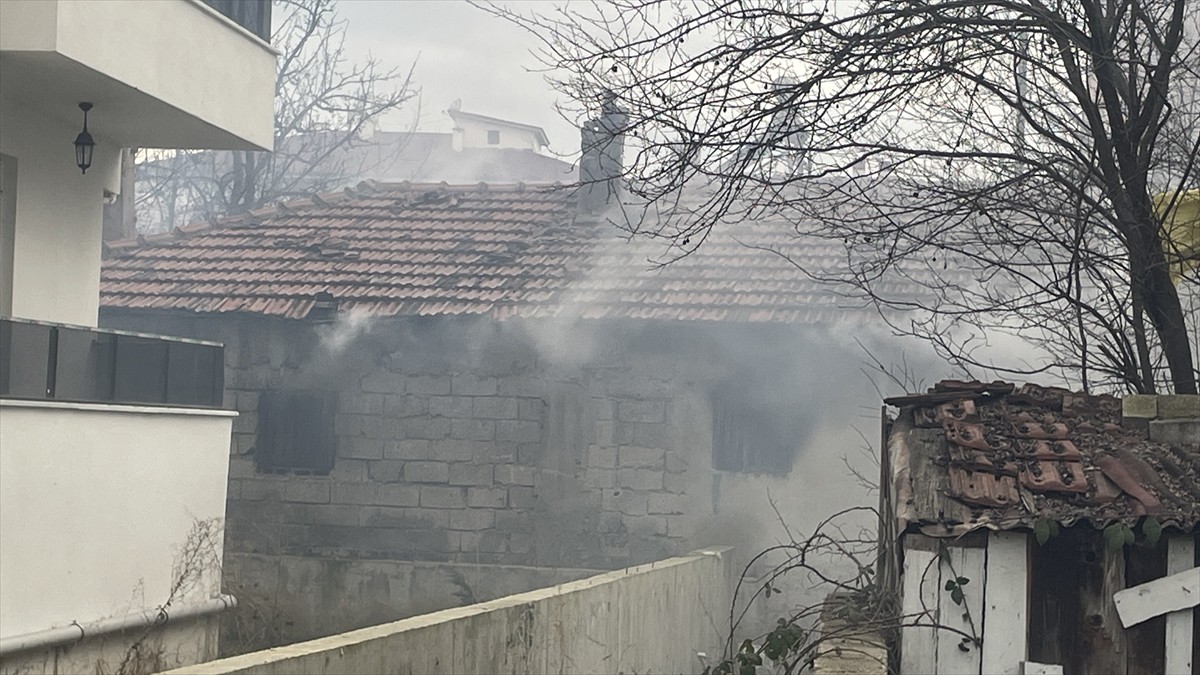 Bolu'da barakada başlayıp yanındaki ev ve apartmana sıçrayan yangın, itfaiye ekiplerince...