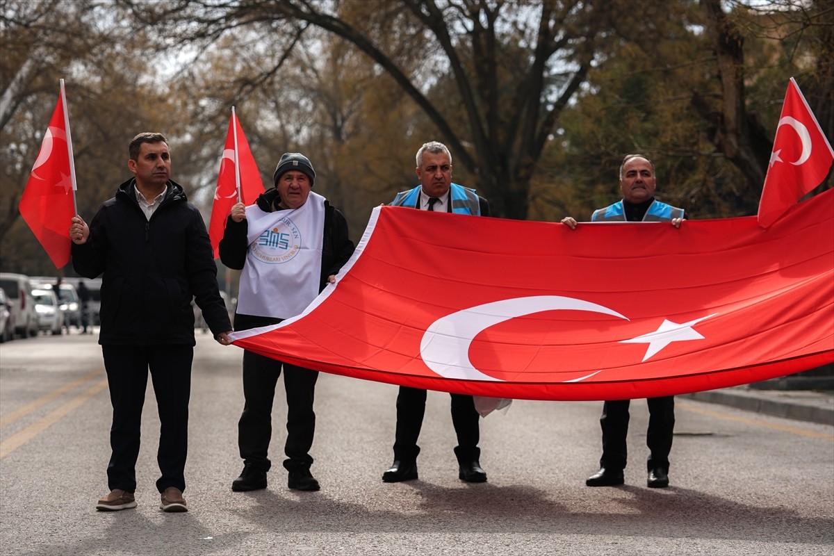 Büro Memurları Sendikası (Büro Memur-Sen) üyeleri, Ankara'da 17 Şubat 2016'da Merasim Sokak'ta...