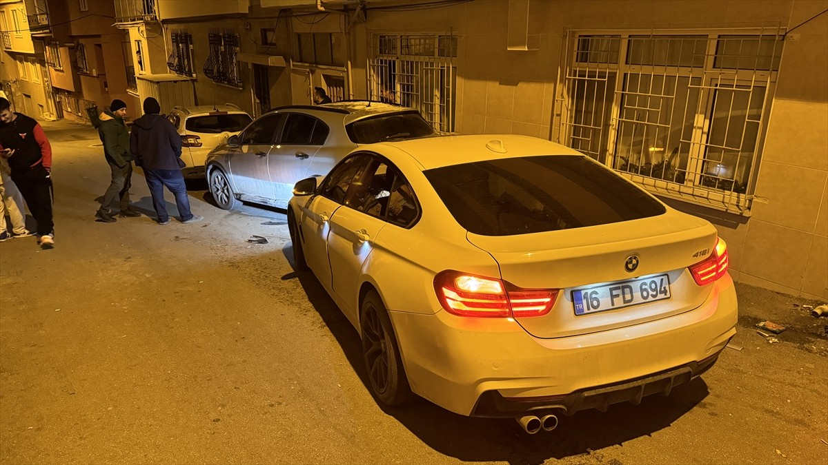 Bursa'da park halindeki 3 otomobile çarpan sürücüye para cezası uygulandı. Kaza yerine polis...