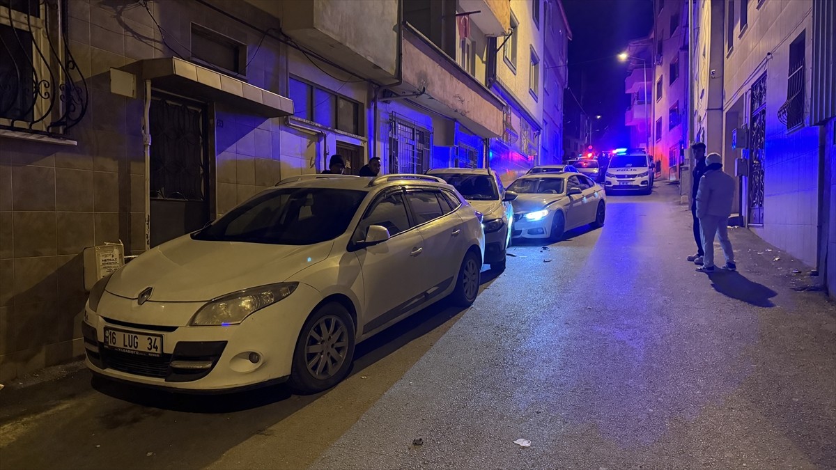 Bursa'da park halindeki 3 otomobile çarpan sürücüye para cezası uygulandı. Kaza yerine polis...