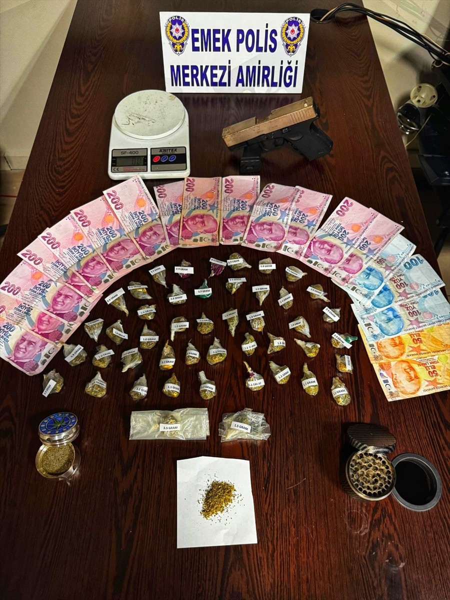  Bursa'da uyuşturucu ticareti yaptıkları iddiasıyla gözaltına alınan 2 zanlı tutuklandı....