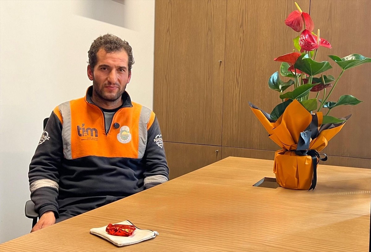 Bursa'nın İnegöl ilçesinde belediye temizlik personeli Soner Aktepe, yerde bulduğu yaklaşık 100...