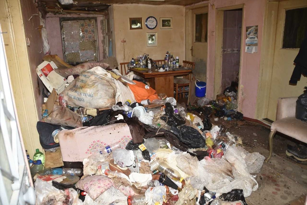 Bursa'nın Yenişehir ilçesindeki bir evden belediye ekiplerince 1,5 ton çöp çıkarıldı.