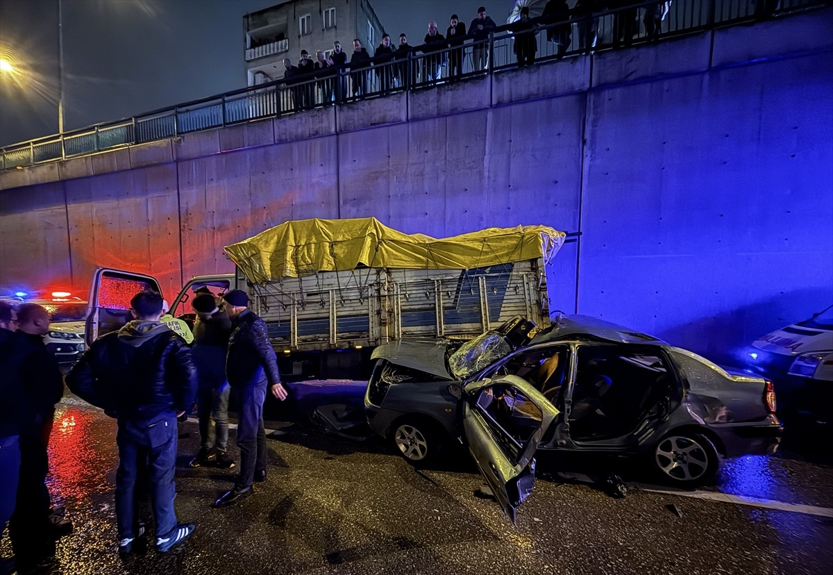 Bursa'nın Yıldırım ilçesinde dört aracın karıştığı zincirleme trafik kazasında 1 kişi hayatını...