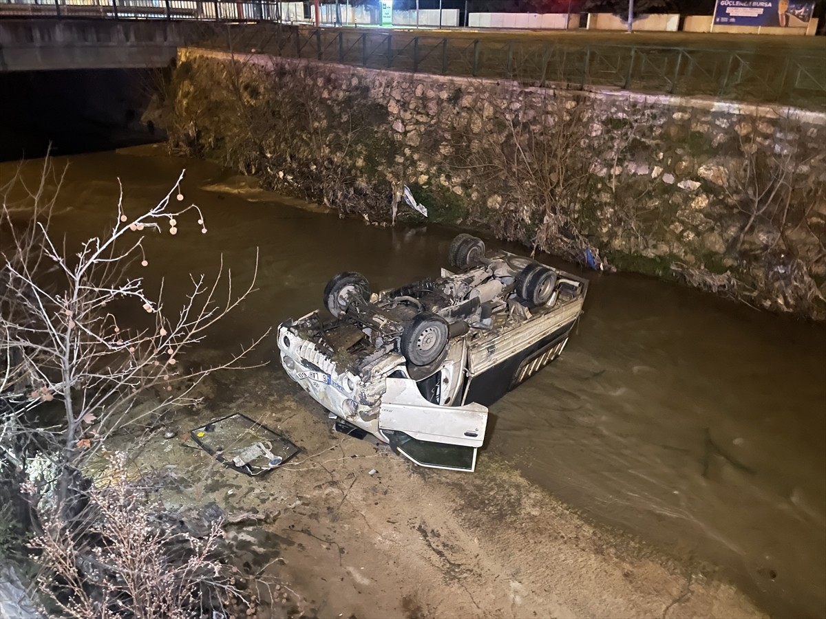 Bursa'nın Yıldırım ilçesinde, kamyonetin dereye düşmesi sonucu yaralanan sürücü hastaneye...