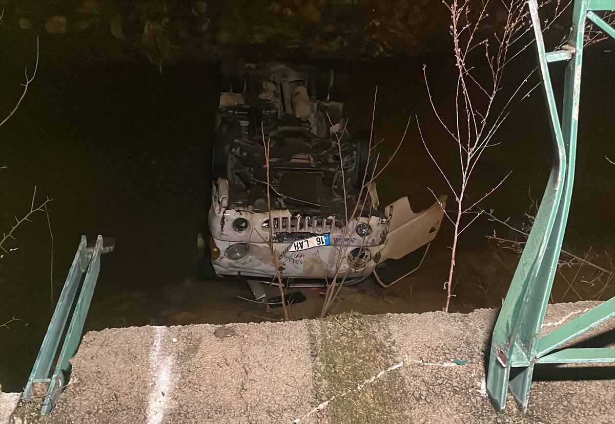 Bursa'nın Yıldırım ilçesinde, kamyonetin dereye düşmesi sonucu yaralanan sürücü hastaneye...