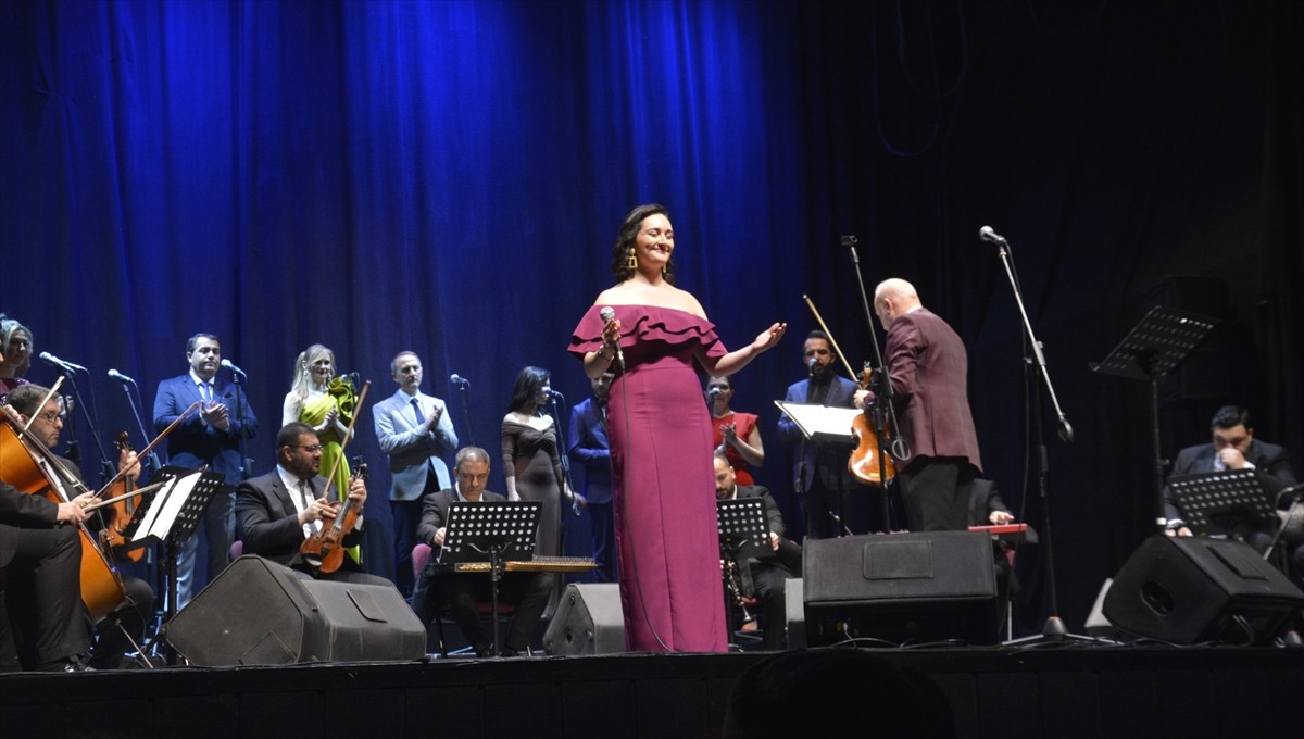 Bursa Büyükşehir Belediyesi Orkestra Şube Müdürlüğü Türk Halk Müziği Bölümü, "Solistler Geçidi"...