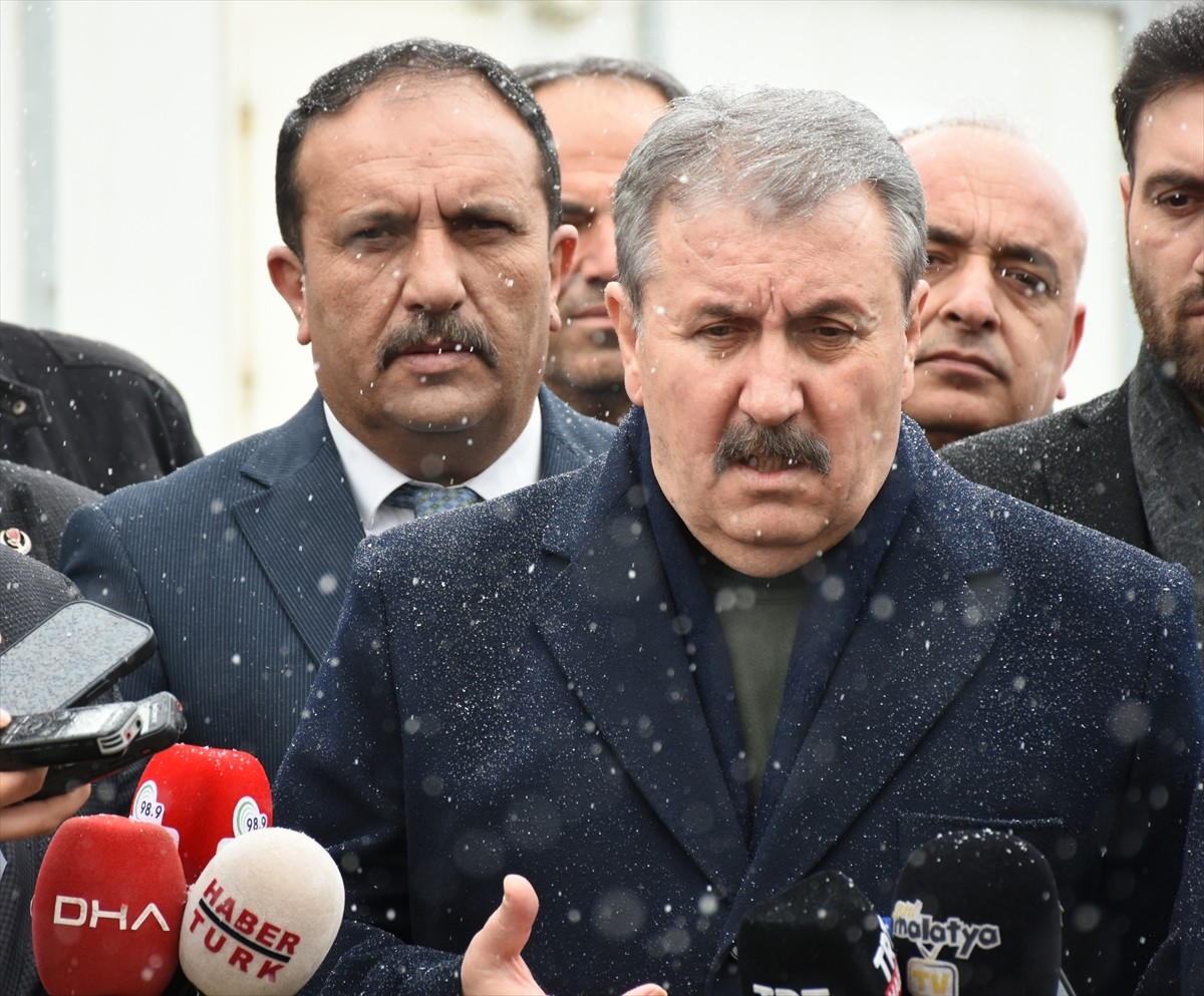 Büyük Birlik Partisi (BBP) Genel Başkanı Mustafa Destici (sağ 2), 6 Şubat 2023'te yaşanan...