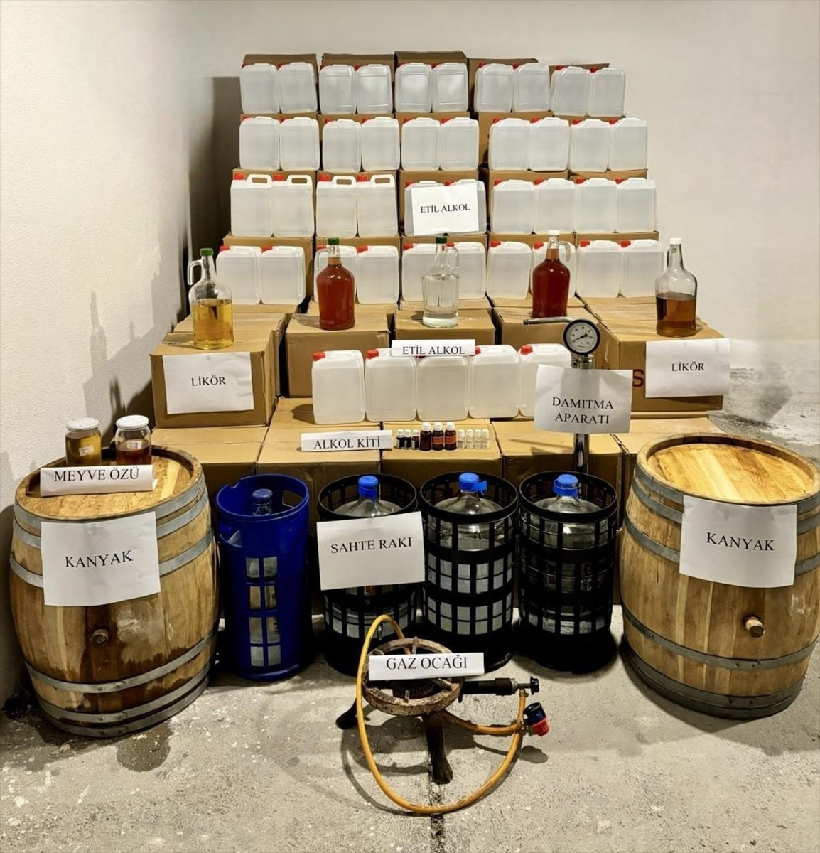 Çanakkale'de düzenlenen sahte ve kaçak alkol operasyonunda 3 şüpheli gözaltına alındı....