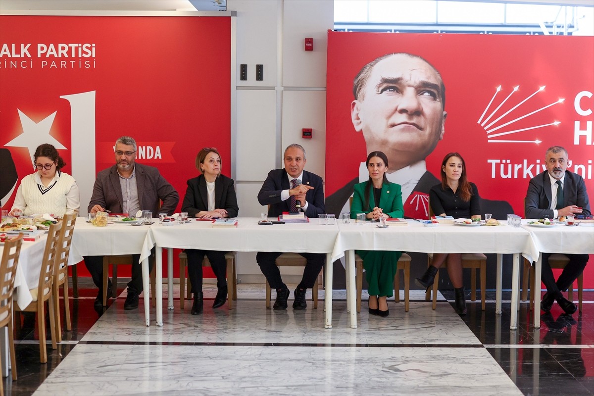 CHP Genel Başkan Yardımcısı Suat Özçağdaş, CHP Genel Merkezi'nde gazetecilerle sohbet...