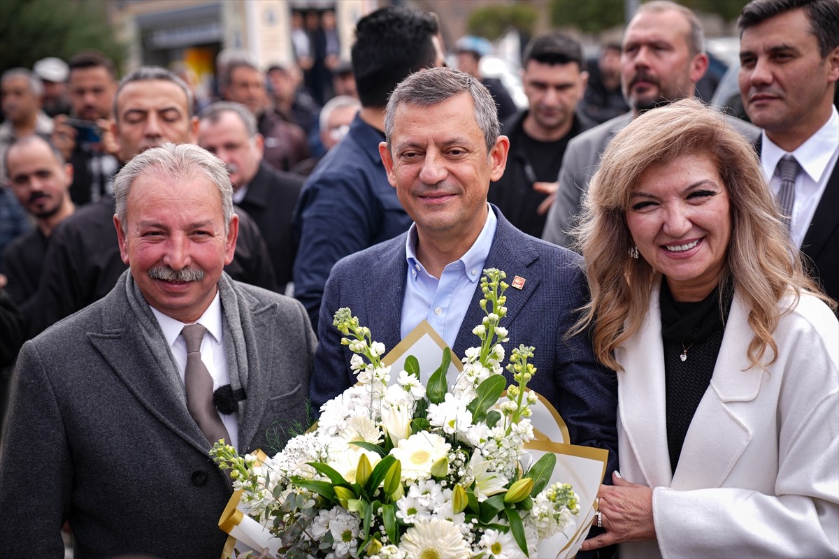 CHP Genel Başkanı Özgür Özel, Manisa'nın Salihli ilçesinde temasları kapsamında Belediye Başkanı...