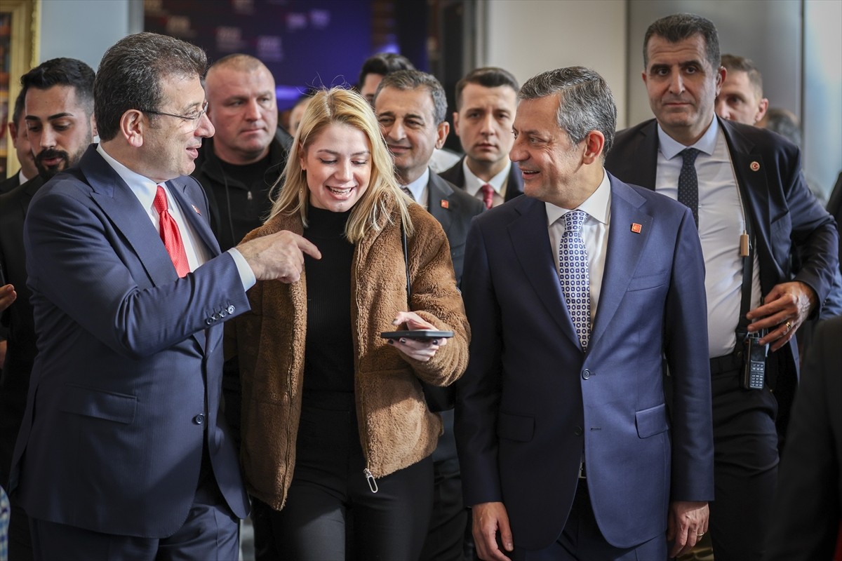 CHP Genel Başkanı Özgür Özel, parti örgütü ve belediye başkanlarıyla bir araya geldi. Özel...