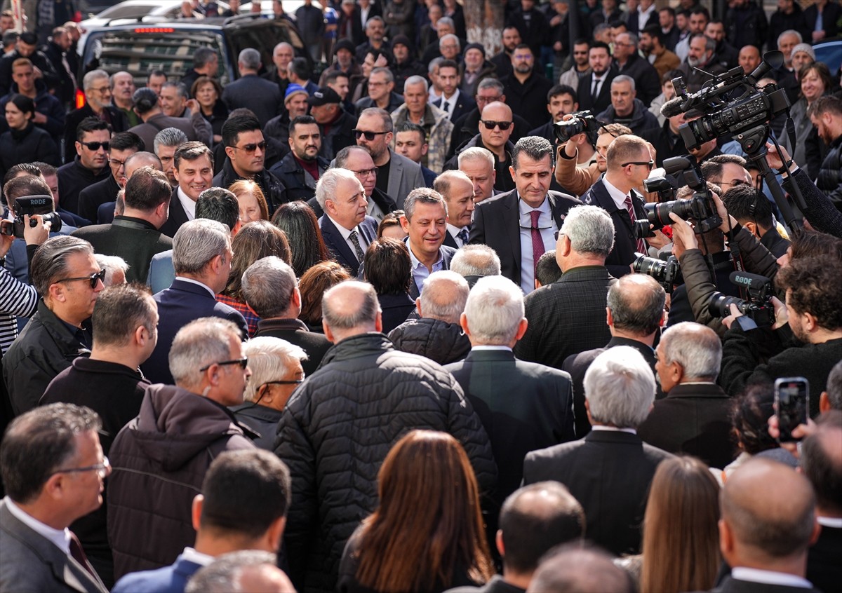 CHP Genel Başkanı Özgür Özel (sağ 2), Manisa'nın Ahmetli ilçesinde belediye ile partisinin ilçe...