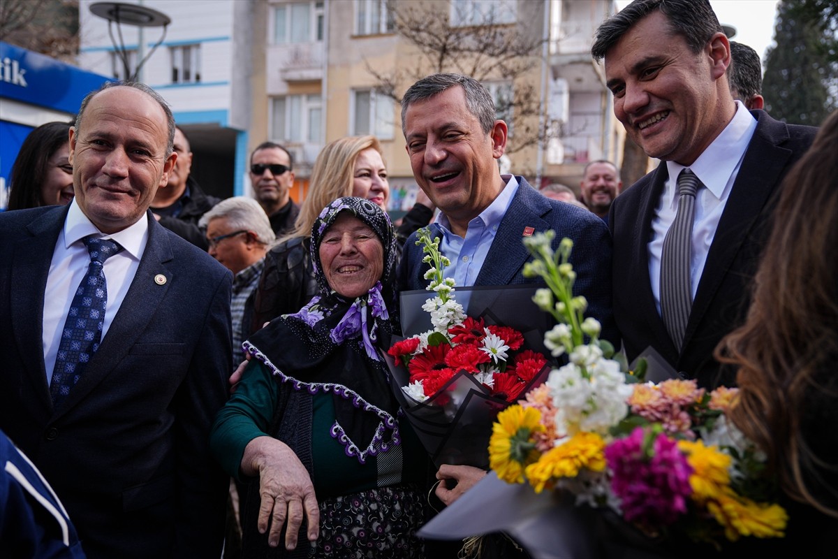 CHP Genel Başkanı Özgür Özel (sağ 2), Manisa'nın Ahmetli ilçesinde belediye ile partisinin ilçe...
