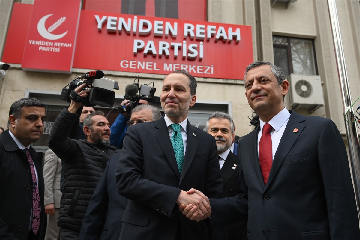 CHP Genel Başkanı Özgür Özel (sağda), Yeniden Refah Partisi Genel Başkanı Fatih Erbakan'ı (solda)...