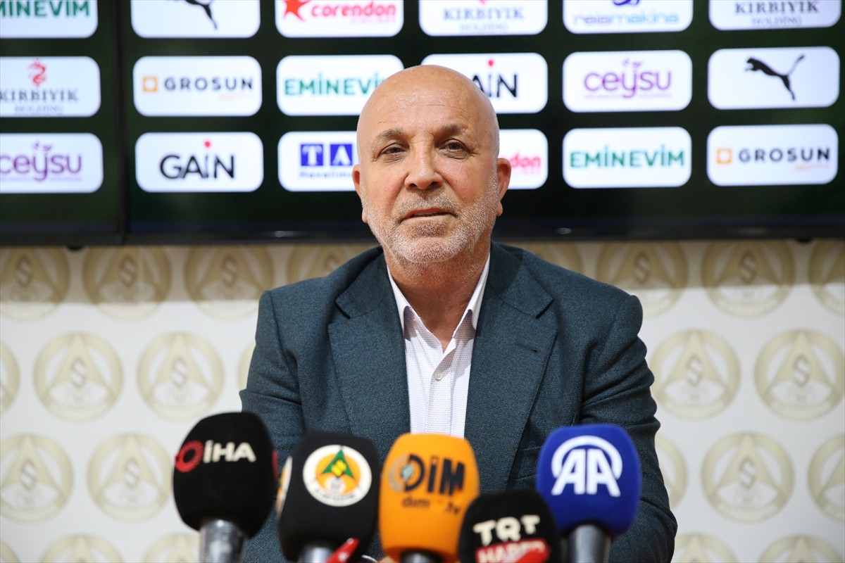 Corendon Alanyaspor Kulüp Başkanı Hasan Çavuşoğlu (fotoğrafta), gazetecilere, son zamanlarda hakem...