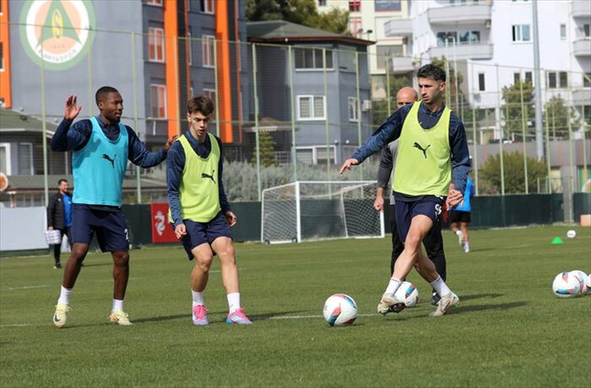 Corendon Alanyaspor, Trendyol Süper Lig'in 24. haftasında deplasmanda Atakaş Hatayspor ile...