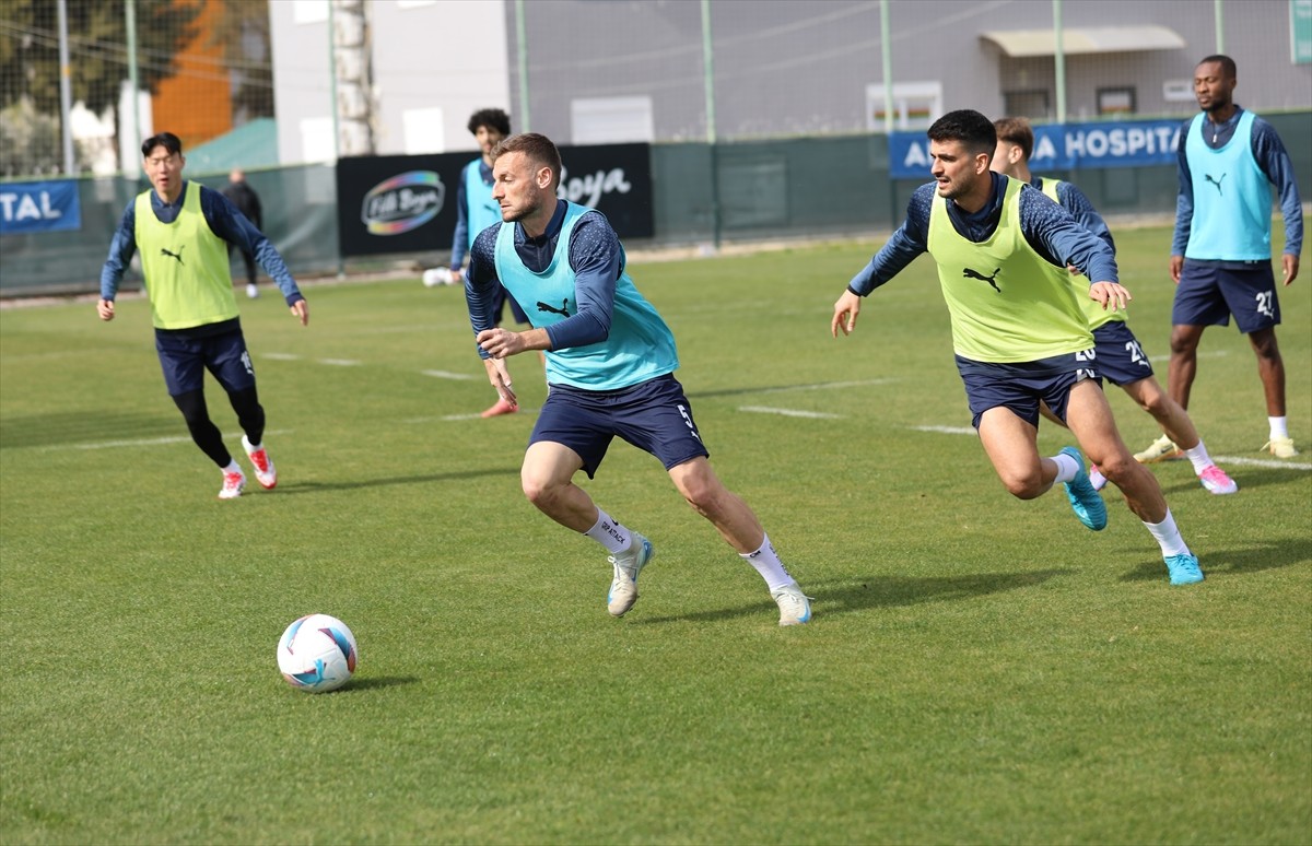 Corendon Alanyaspor, Trendyol Süper Lig'in 24. haftasında deplasmanda Atakaş Hatayspor ile...