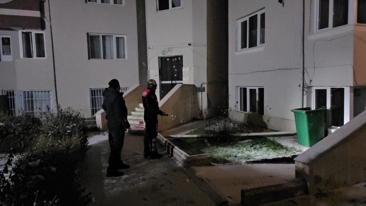 Çorum'da cezaevinden firar eden hükümlü bir apartmanın havalandırma boşluğunda yakalandı.