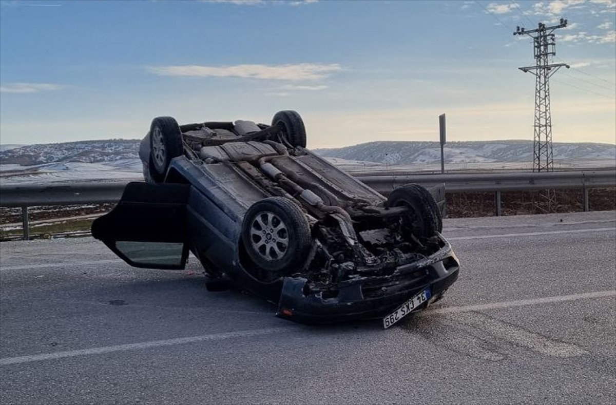 Çorum'un Alaca ilçesinde otomobilin devrilmesi sonucu 3 kişi yaralandı.