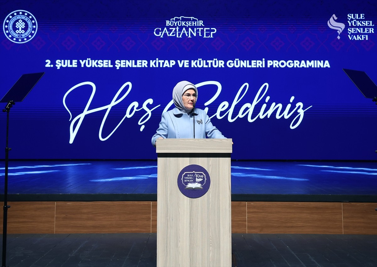 Cumhurbaşkanı Recep Tayyip Erdoğan'ın eşi Emine Erdoğan, edebiyatçı, yazar ve aktivist Şule Yüksel...