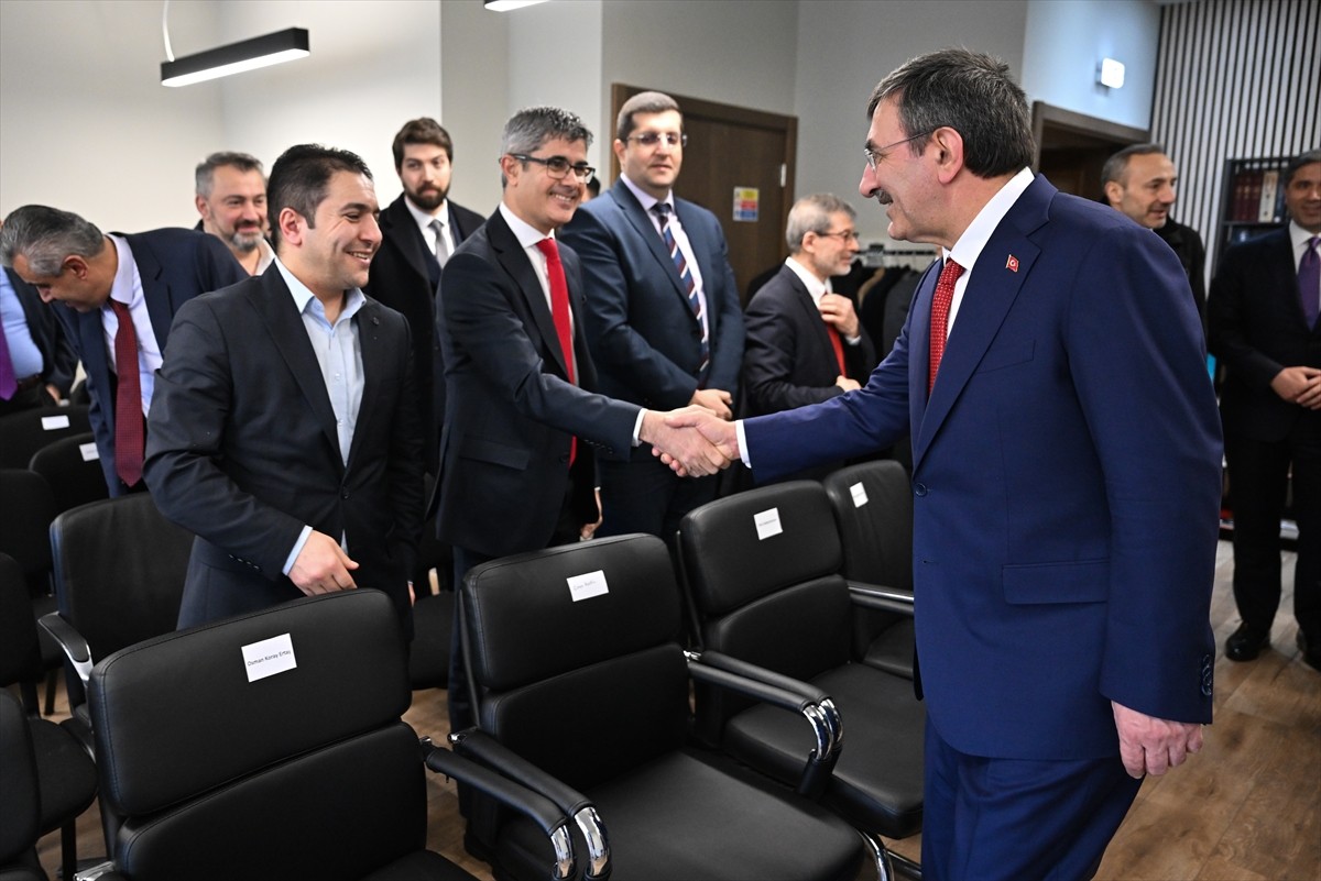 Cumhurbaşkanı Yardımcısı Cevdet Yılmaz, İngiltere'nin başkenti Londra'nın Victoria bölgesindeki AK...