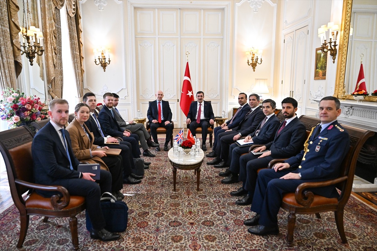Cumhurbaşkanı Yardımcısı Cevdet Yılmaz, İngiltere Savunma Bakanı John Healey ve heyetini kabul...