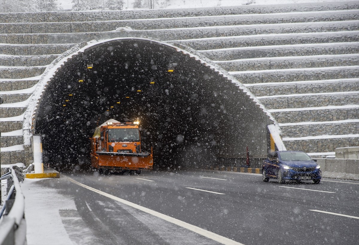 D-100 kara yolu ve Anadolu Otoyolu'nun Bolu Dağı kesiminde kar etkisini gösterdi. Bölgede...