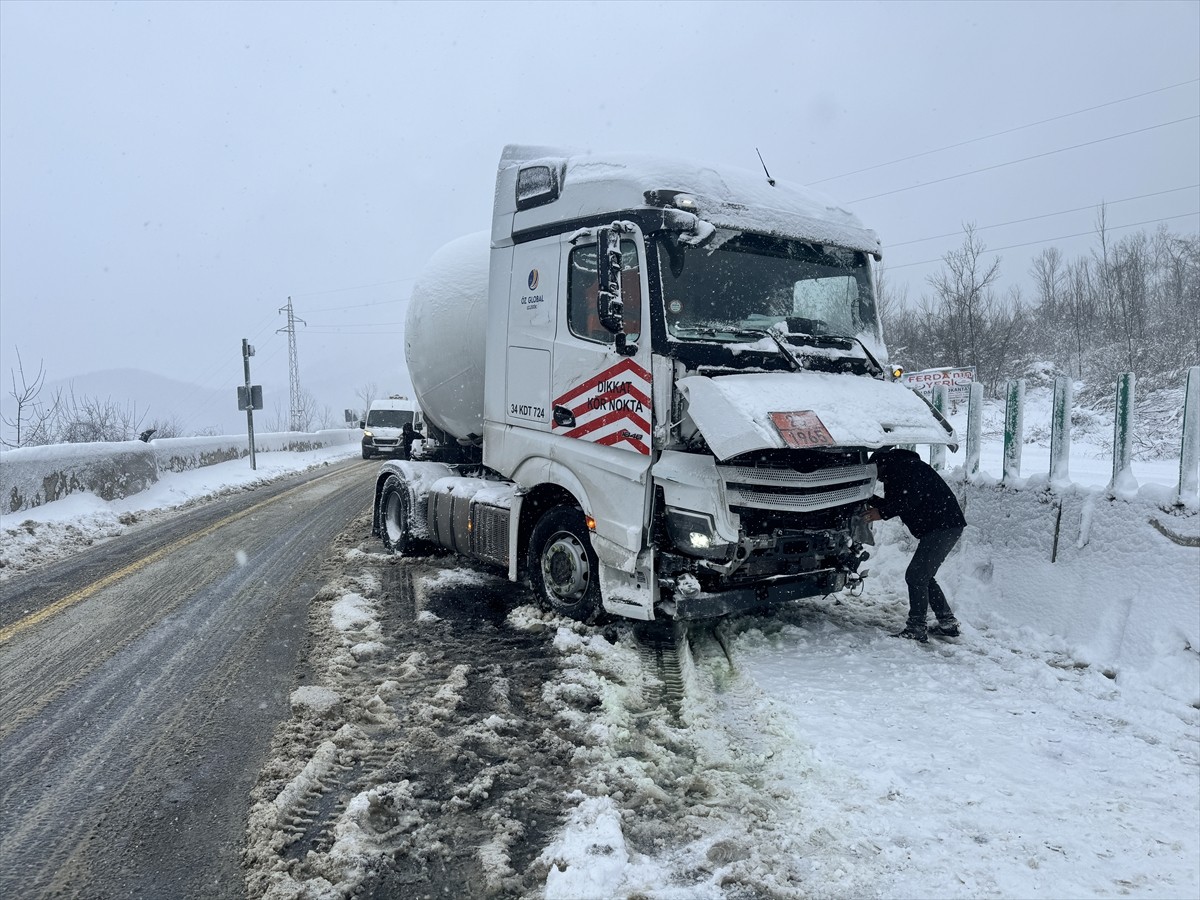 D-100 kara yolunun Bolu Dağı geçişinde iki akaryakıt tankerinin çarpıştığı kaza, yoğun kar...
