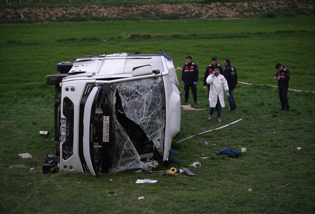 Denizli'nin Buldan ilçesinde öğrencileri taşıyan servis midibüsünün devrilmesi sonucu 2 kişi...