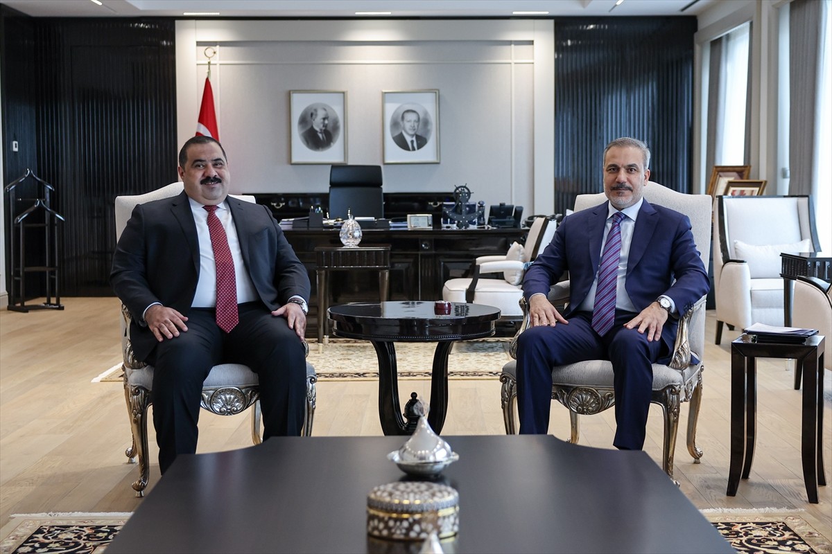 Dışişleri Bakanı Hakan Fidan (sağda), Ankara'da Irak Azm İttifakı lideri Müsenna Samarrai (solda)...