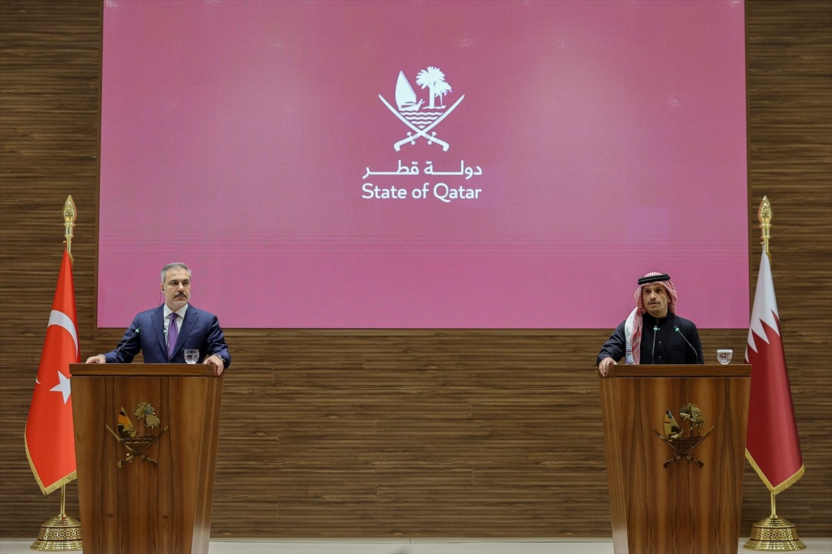 Dışişleri Bakanı Hakan Fidan (solda), Katar Başbakanı ve Dışişleri Bakanı Muhammed bin Abdurrahman...