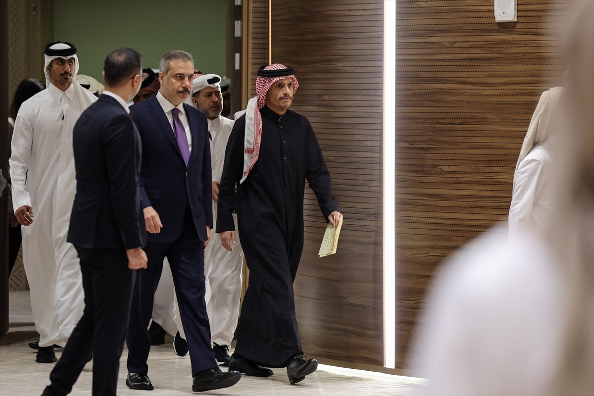 Dışişleri Bakanı Hakan Fidan (solda), Katar Başbakanı ve Dışişleri Bakanı Muhammed bin Abdurrahman...