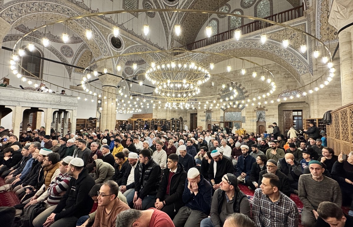 Diyanet İşleri Başkanı Ali Erbaş, Konya'da ramazanın ilk teravih namazını kıldırdı. Tarihi Sultan...