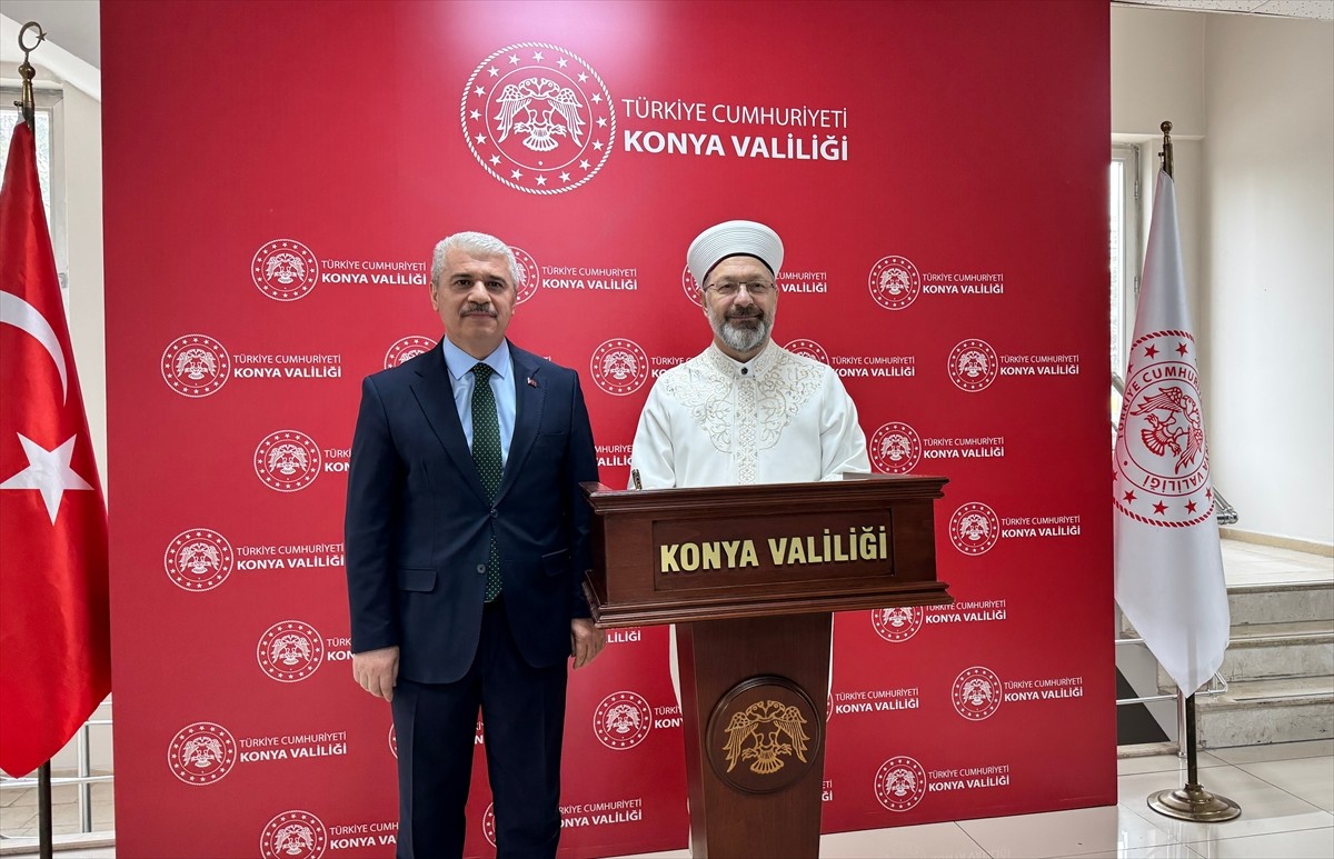 Diyanet İşleri Başkanı Ali Erbaş (ortada), Selçuk Üniversitesi Sultan Alparslan Kültür Merkezi'nde...