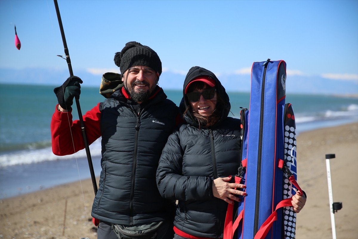 Doğa ile baş başa kalmak için kamp yaparken "surfcasting" adı verilen balık avlama sporuyla...