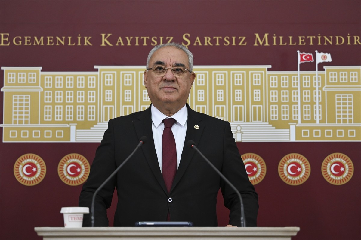 DSP Genel Başkanı Önder Aksakal, Meclis'te düzenlediği basın toplantısında gündemi...