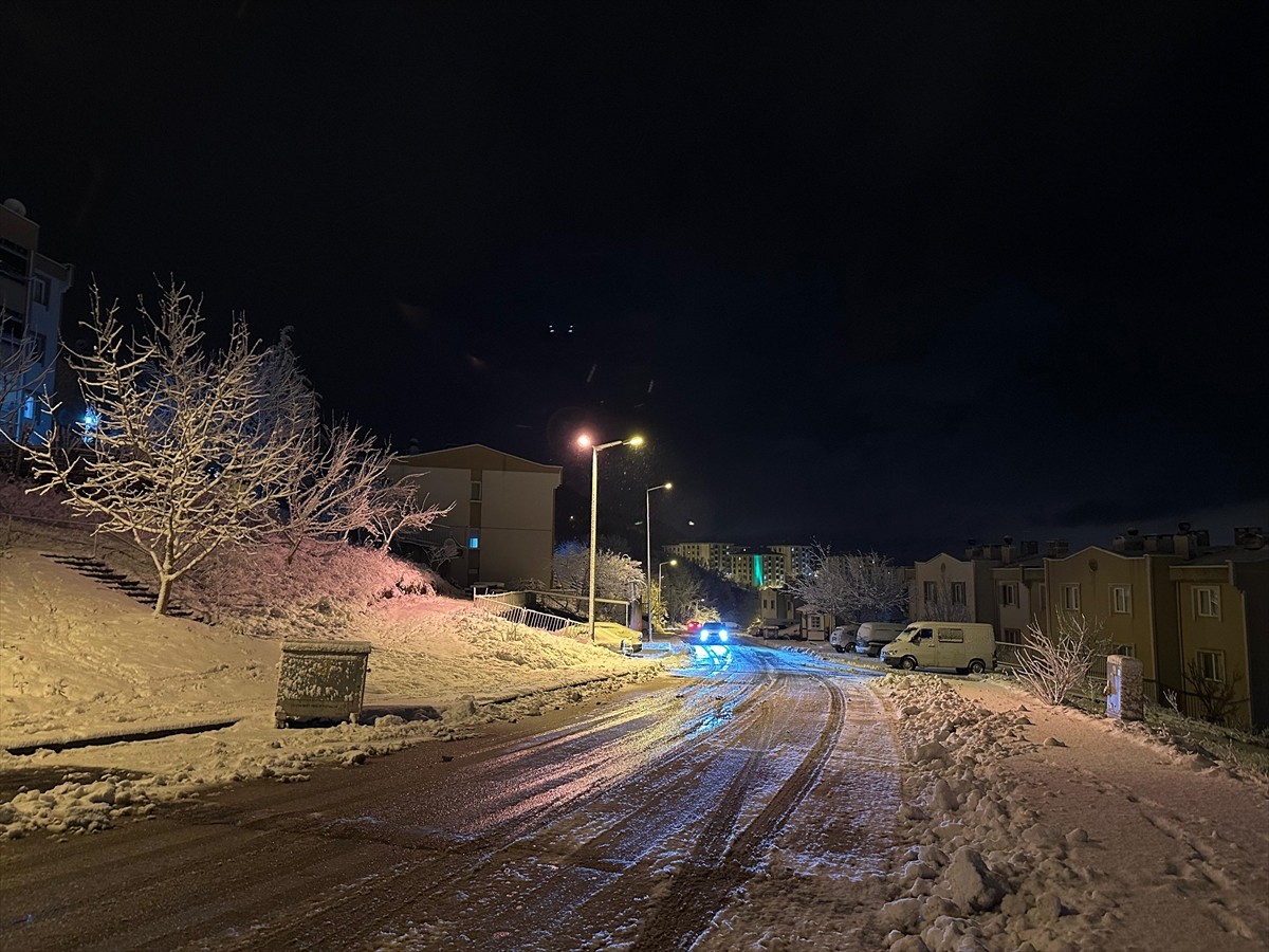 Düzce'de kent genelinde sabahtan bu yana aralıklarla süren kar yağışı etkisini artırdı, ulaşımda...