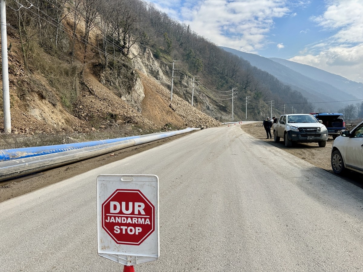 Düzce'nin Beyköy beldesinde meydana gelen heyelan nedeniyle toprak kütleleri, köylere ulaşımı...