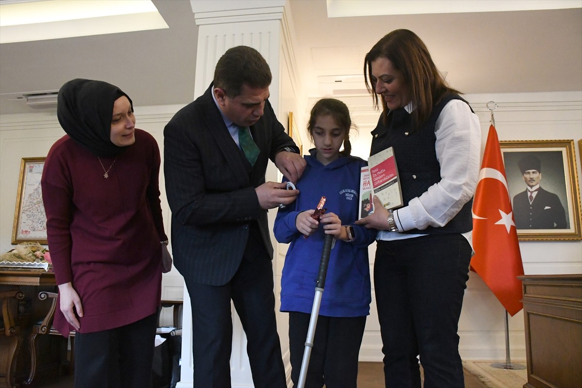 Düzce Valisi Selçuk Aslan'ın, sosyal medyadan kar tatilini kitap okuyarak geçiren çocukları...