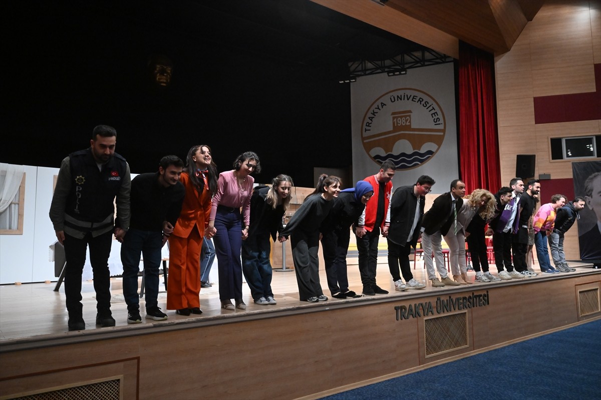 Edirne'de emniyet mensupları ve ailelerinden oluşan tiyatro grubunun sahnelediği tiyatro oyunuyla...