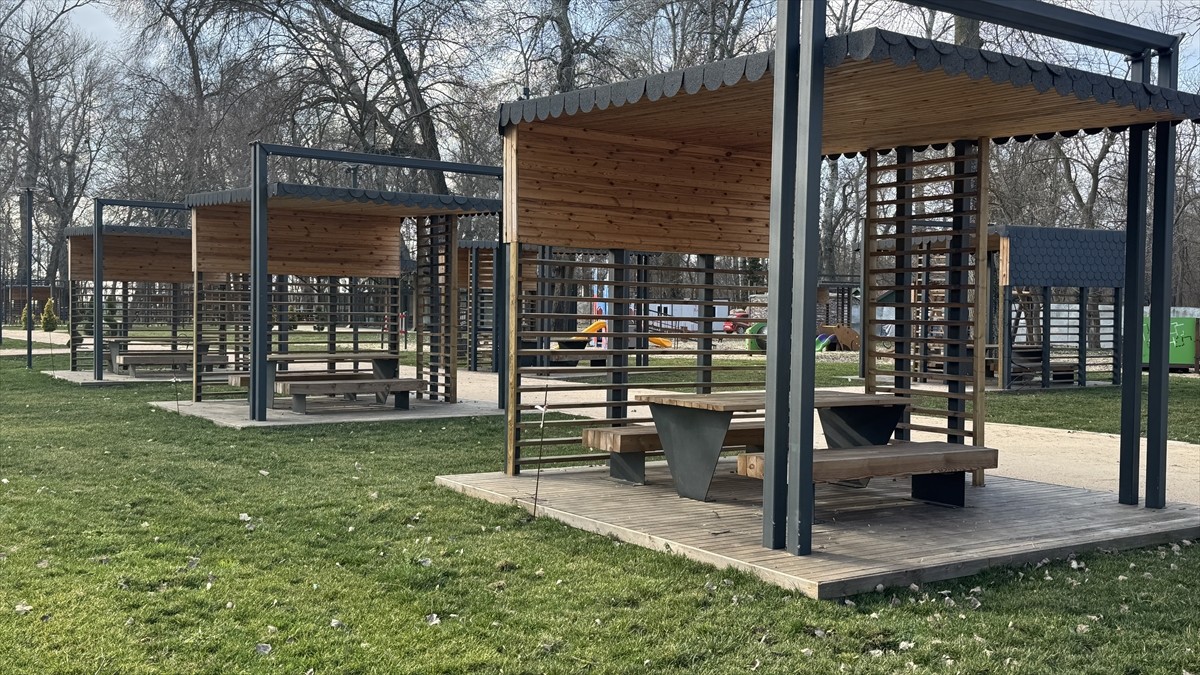 Edirne'de, TOKİ tarafından Meriç Nehri'nin kıyısında yapılan Söğütlük Millet Bahçesi'nin inşasında...