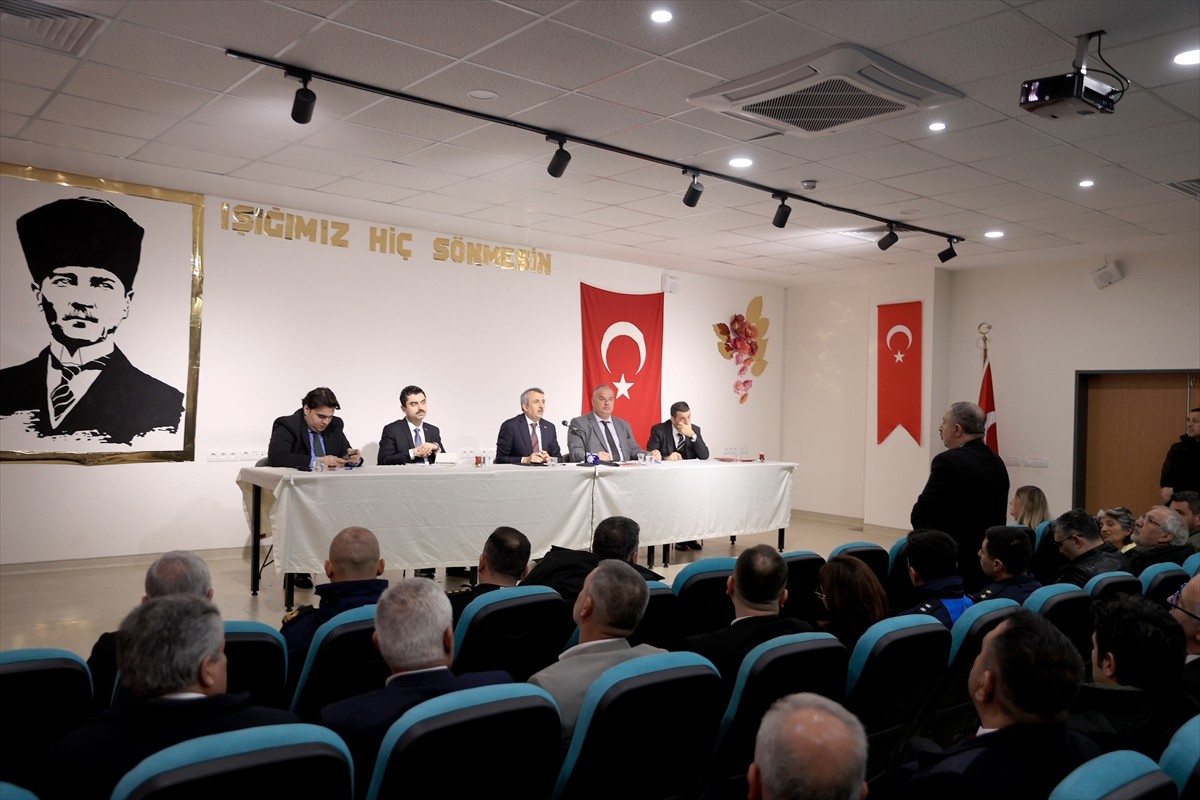 Edirne'nin Enez Enez ilçesindeki Atatürk Ortaokulu'nda turizm toplantısı düzenlendi. Vali Yunus...