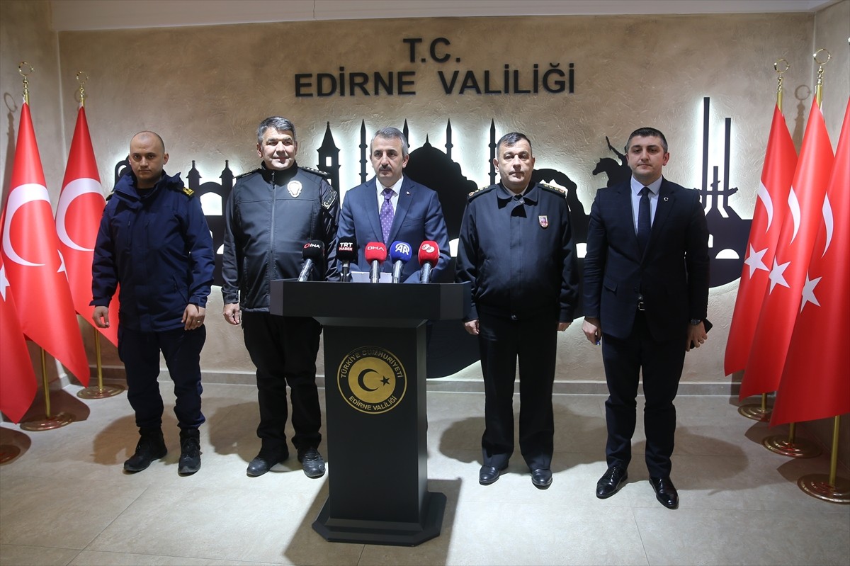 Edirne Valisi Yunus Sezer (ortada), Ocak Ayı Asayiş ve Güvenlik Toplantısı sonrası Valilikte basın...